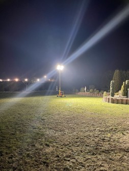 Torre de luz KOMPAK LT800-LED para iluminar 3.000 m² - Ademax España