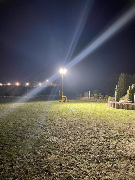 Torre de luz KOMPAK LT800-LED para iluminar 3.000 m² - Ademax España