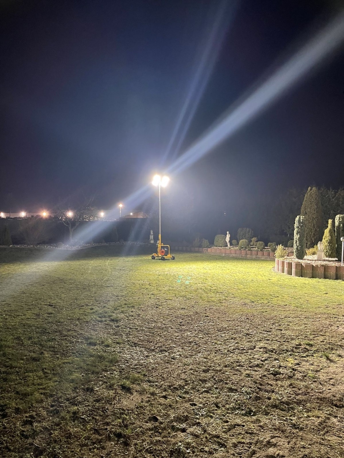Torre de luz KOMPAK LT800-LED para iluminar 3.000 m² - Ademax España